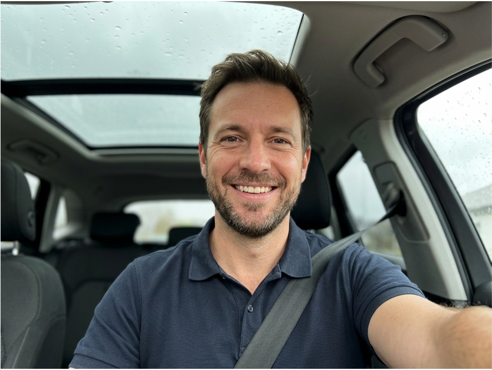 Selfie de Gastón sonriendo adentro del auto