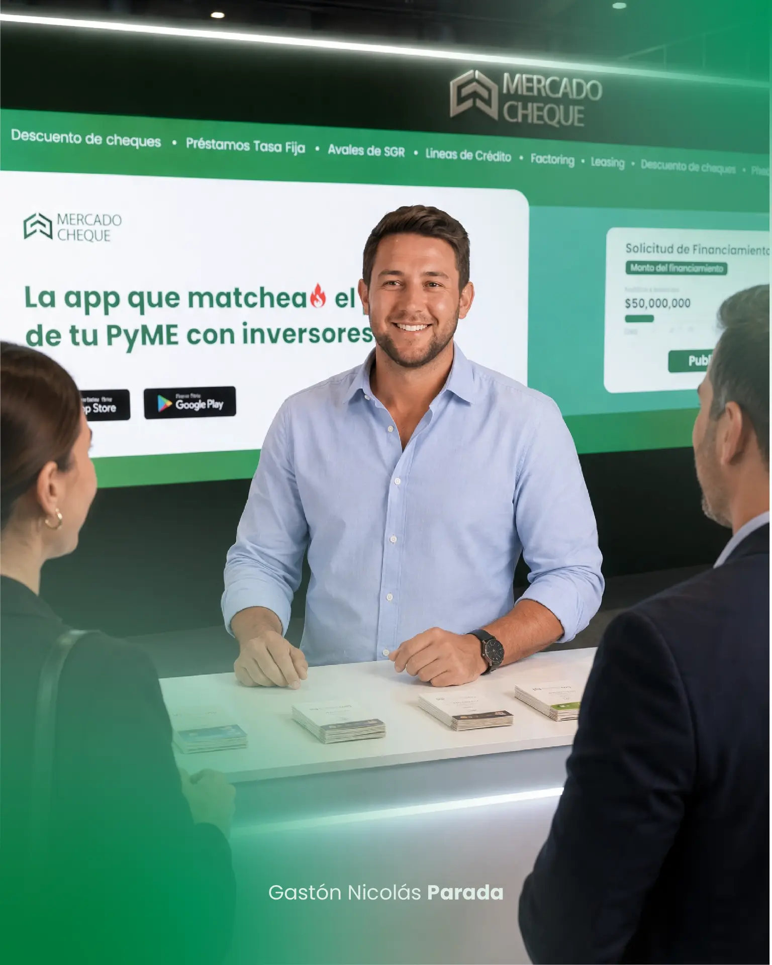 Gastón en el stand de Mercado Cheque